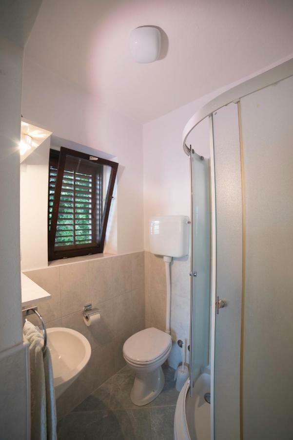 Apartmani Mia Palit Exterior foto